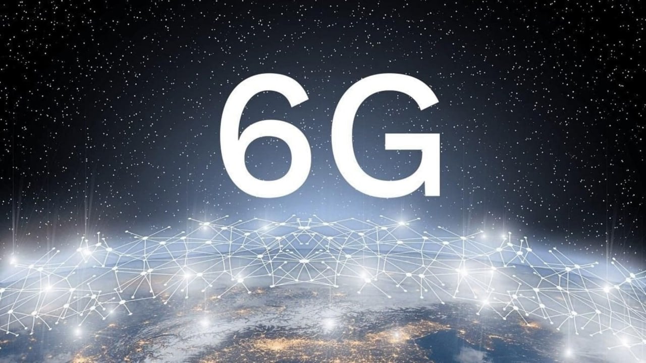 Прорыв для 6G: учёные создали антенну будущего.  В Гонконгском городском университете разработали уникальную антенну, которая станет ключевой технологией для беспроводных сетей шестого поколения  6G . Она способна одновременно передавать несколько сигналов, управляя их частотами через программное обеспечение.  Как сообщили авторы исследования в журнале Nature Communications, основой антенны стала концепция «синтетической движущейся оболочки». Это позволяет создавать гармонические частоты сигнала и управлять ими одновременно — то, что раньше считалось невозможным.  Новая технология значительно увеличивает пропускную способность связи: антенна передаёт сигналы сразу в нескольких направлениях. Кроме того, её функционал идеально подходит для интеграции с системами передачи данных и сенсорного контроля, что станет фундаментом для 6G.  Универсальность антенны открывает перспективы не только для мобильной связи, но и для когнитивных радаров, квантовых технологий и защищённых коммуникаций.  Гонконгские учёные утверждают, что их разработка — это не просто улучшение, а новый уровень возможностей в мире связи.     #apple #appleinside