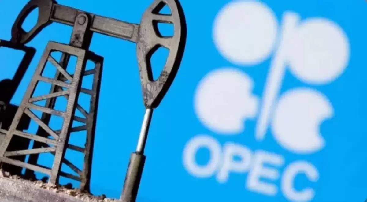 Страны ОПЕК+ приняли решение по добыче нефти   Восемь стран ОПЕК+ в августе нарастят добычу нефти на 548 тыс. баррелей в сутки  б/с .    Детали  С начала прошлого года Казахстан, Россия, Ирак, ОАЭ, Саудовская Аравия, Алжир, Кувейт и Оман добровольно сокращали добычу суммарно на 2,2 млн б/с. В августе 2025 г. страны начали наращивать показатели.   Так, объем увеличения производства в апреле составил 138 тыс. б/с, с мая по июль — по 411 тыс. б/с ежемесячно.      Причины    Увеличение объема добычи в августе на 548 тыс. б/с эквивалентно первоначальному плану по наращиванию производства за четыре месяца.   В ОПЕК+ поясняли, что это решение принималось из-за фундаментальных факторов на рынке нефти, то есть низких мировых запасов.    Подробнее — на сайте Ulysmedia.kz