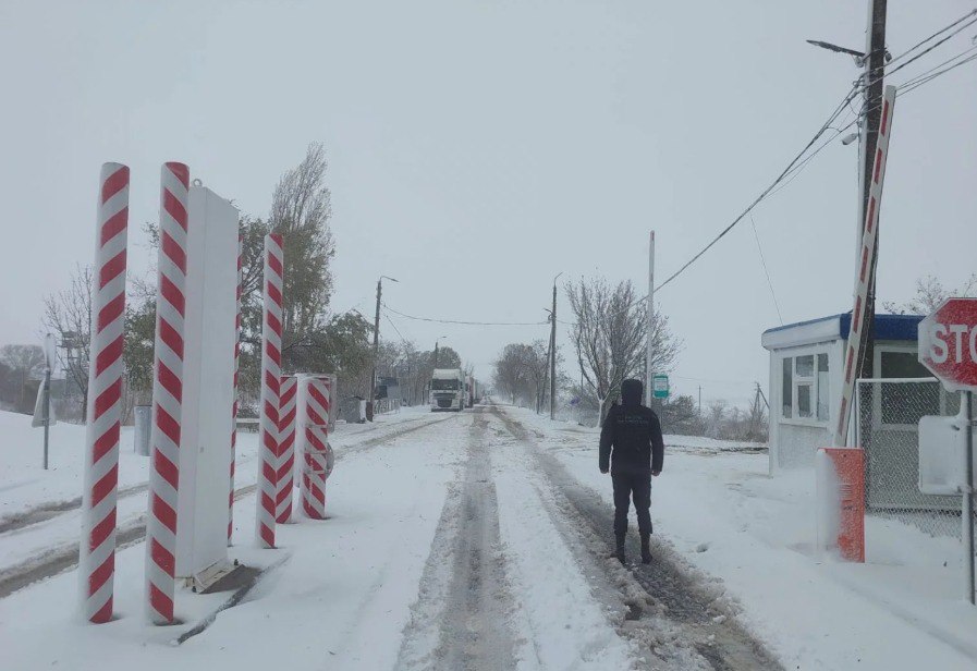 Движение большегрузов через КПП Скулены и Леушены приостановлено из за непогоды Полиция сообщает что въезд в Молдову для крупногабаритного транспорта через пункты пропуска Скулены и Леушены временно приостановлен Водителей просят соблюдать указания полицейских на месте и проявлять повышенную осторожность Подпишись на primulinmd