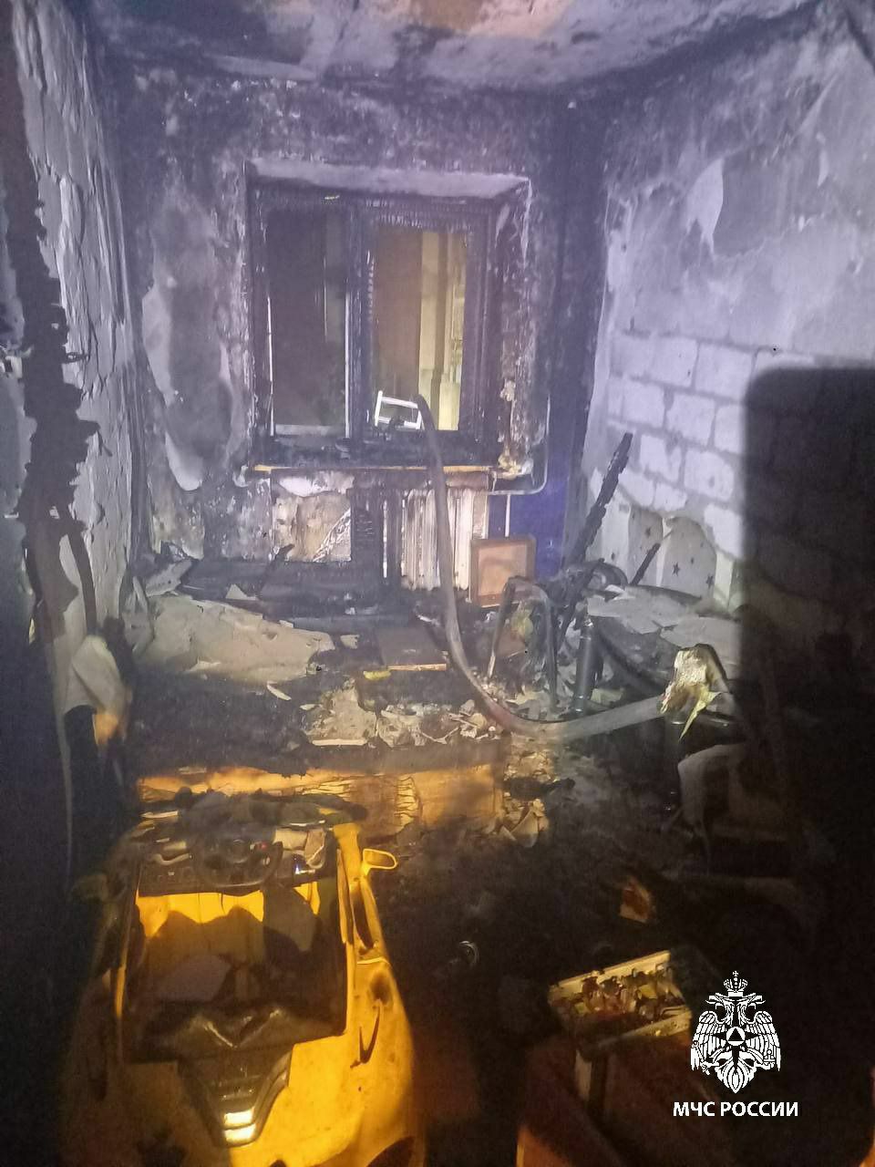 Ароматическая свеча, сквозняк, пожар   В Братске произошло возгорание в одной из квартир в пятиэтажном доме в микрорайоне Осиновка. Дознаватели МЧС России установили, что причиной произошедшего стало неосторожное обращение с огнем. 11-летняя девочка, находившая дома одна, оставила без присмотра горящую ароматическую свечу на краю туалетного столика. Порыв ветра из открытого окна опрокинул ее на мебель. Произошло воспламенение. Девочка, увидев огонь, выскочила из квартиры, а соседи вызвали пожарных.    ‍ Возгорание на 15 квадратах ликвидировали 7 огнеборцев и 3 единицы техники ведомства.  МЧС России напоминает:  не оставляй детей без присмотра;  ставь свечу на устойчивую подставку;  не оставляй ее без присмотра;  убери вблизи легковоспламеняющиеся предметы;  уходя из дома и перед сном обязательно потуши огонь.  Все произошло 7 августа        MAX