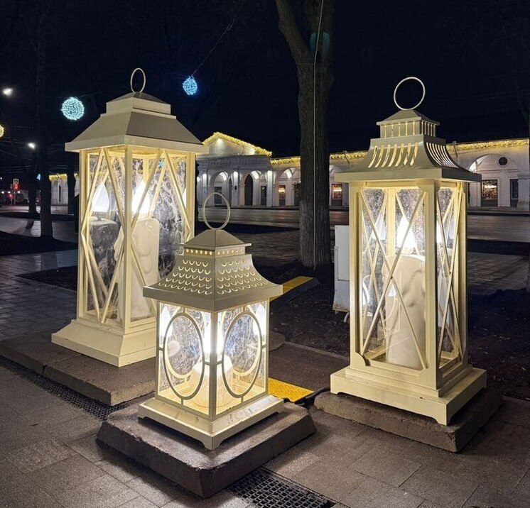 ЕженедельноеСовещание СергейСитников Губернатор Костромской области Сергей Ситников предложил сделать ежегодным конкурс на лучшее оформление общественных территорий к Новому году В этому году к празднику преобразились более 170 площадок по всей области Земляки остались довольны в соцсетях множество положительных откликов Сергей Ситников обратил внимание муниципалитетов что украшенные пространства должны активно использоваться для проведения мероприятий Особое внимание уделить детям и молодежи чтобы они находились под присмотром