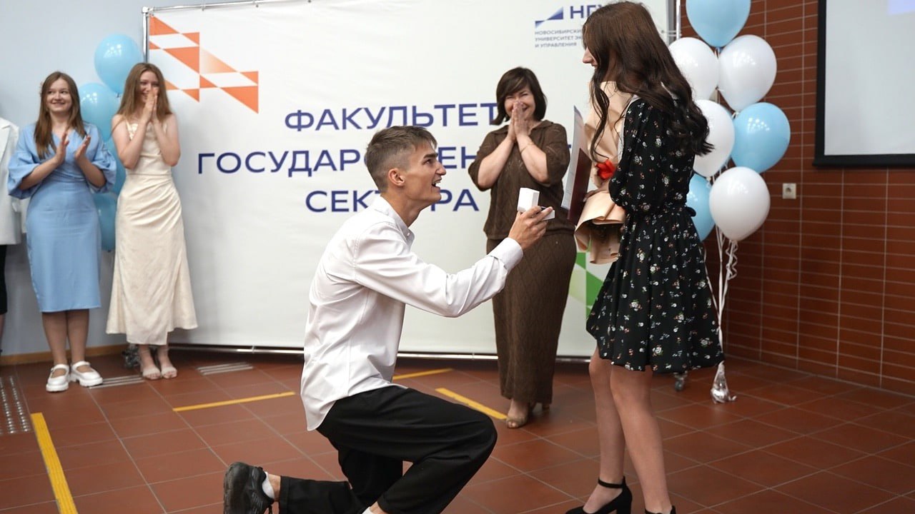 Две выпускницы НГУЭУ получили предложения на вручении дипломов Первый случай произошёл на церемонии вручения дипломов факультета государственного сектора. Обладательница красного диплома Алёна Красных услышала предложение руки и сердца от своего молодого человека. Другая выпускница, Елизавета Малайкова, с кафедры корпоративного управления и финансов также получила не только диплом, но и кольцо. Завкафедрой Светлана Петухова благословила молодых, а преподаватели осыпали их лепестками роз, сообщили в группе вуза ВКонтакте. Фото: группа НГУЭУ ВКонтакте Прислать новость