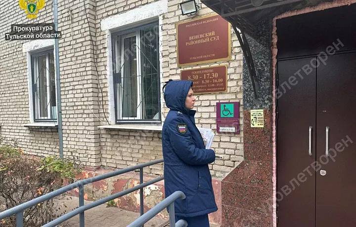 В Веневском районе бродячая собака покусала ребенка: администрация выплатит компенсацию Семья обратилась с жалобой в прокуратуру.  В прокуратуру Веневского района обратились родители 10-летнего ребенка, которого покусала безнадзорная собака. Инцидент произошел в мае 2024 года на улице Первомайской в поселке Грицовском. В ходе прокурорской проверки установлено, что местная администрация не приняла должных мер для урегулирования деятельности по обращению с безнадзорными животными. Прокурор обратился с иском в суд. С администрации взыскали 25 тысяч рублей в качестве компенсации морального вреда.  Источник: Myslo