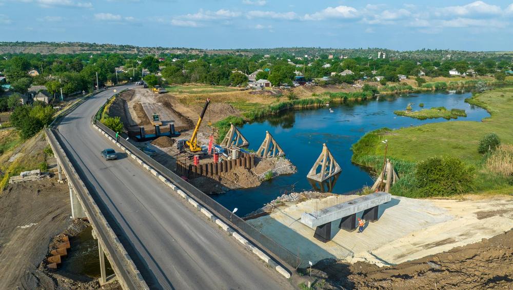 Завершается монтаж балок пролетных строений на трех мостах, которые восстанавливают в ходе капремонта участка трассы Донецк – Новоазовск – Седово. На сегодняшний день общий процент готовности объектов составляет более 50%. Завершить все работы планируют в конце 2025 года.  Напомним, автодорога Донецк – Новоазовск – Седово — это один из основных туристических маршрутов в Республике. Она соединяет Донецк и Старобешево, обеспечивает подъезд к курортам Азовского моря. Дорога примыкает к федеральной трассе Р-280 «Новороссия» с выходом на Ростовскую область.  Фото: ГК "Автодор"
