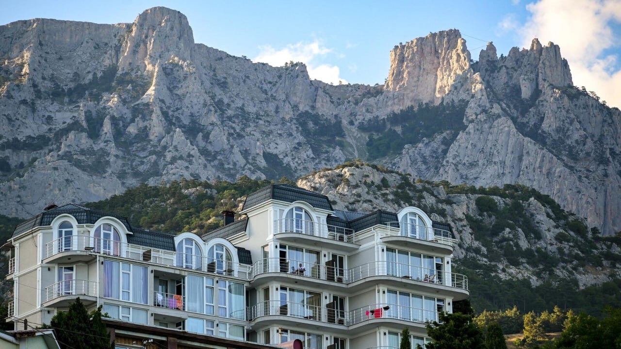 Сергей Аксёнов рассказал о загруженности отелей в Крыму на новогодние праздники В гостиницах уже забронировано 40 мест написал глава республики в своём канале в мессенджере МАХ Ранее Аксёнов сообщил что турпоток на полуостров по состоянию на 1 ноября превысил 6 4 млн человек а это на 16 больше показателей 2024 го Глава Крыма добавил что загрузка отелей и санаториев в среднем составила 46 По его словам фиксируется устойчивый рост туристического потока На данный момент глубина бронирования достигает лета 2026 года Подписаться на Говорит Москва Telegram VK MAX