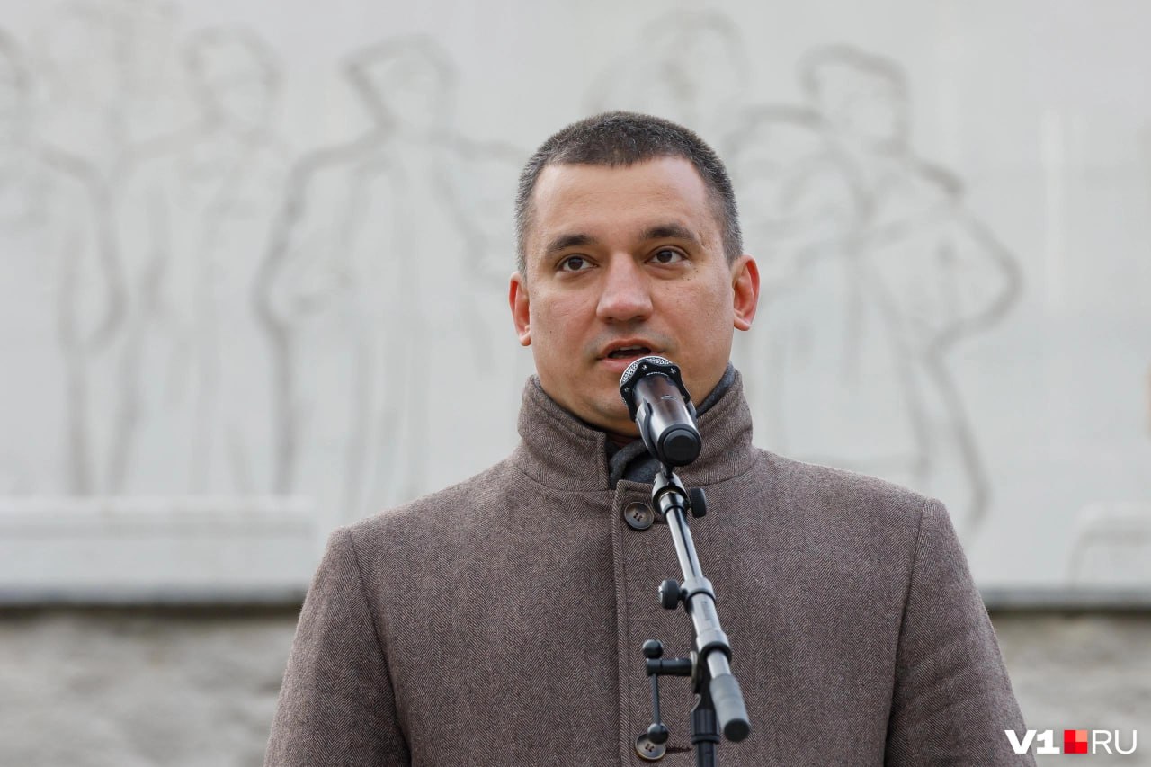 Пост депутата городской думы покинул многократный чемпион мира и Европы по тхэквандо Иван Селезнев Покинул пост из за того что меня попросили приступить к другим обязанностям завуалированно рассказал newsv1 Иван Селезнев Насколько я знаю идея исходила от Андрея Ивановича Это будет повышение Очень благодарен за признание О сфере с которой буду работать знаю не понаслышке так что уже есть идеи готовые наработки которые начнем в ближайшем времени воплощать В анонимном телеграм канале Кот Генерала уже появилось предположение о том какой именно пост может занять Иван Селезнев В ТГК говорится о должности заместителя в комитете спорта Волгоградской области Читайте новости V1 RU без интернета