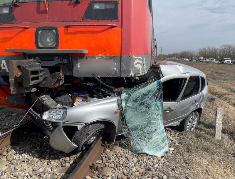 На железнодорожном переезде на Ставрополье погиб водитель  Один человек погиб в ДТП в Советском округе Ставрополья. Об этом сообщили в краевой Госавтоинспекции.  Трагедия произошла 17 марта, около 09:40 на автодороге «Подъезд к хутору Привольный». Водитель автомобиля «Лада Калина» проигнорировал запрещающий сигнал светофора и выехал на железнодорожный переезд. В результате произошло столкновение с рельсовым автобусом.  Управлял «Калиной» 59-летний мужчина. Он погиб на месте. В салоне рельсового автобуса находились 10 человек, никто не пострадал.  На месте работают сотрудники Госавтоинспекции и следственно-оперативная группа.