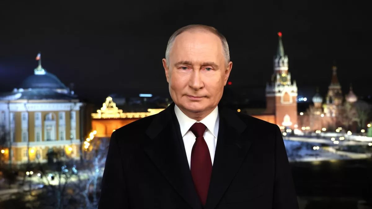 Опрос ВЦИОМ: уровень доверия Путину сохраняется на уровне 77%  По данным июльского замера ВЦИОМ, Владимир Путин сохраняет высокий уровень поддержки: 77,6% россиян выражают ему доверие, 74,7% одобряют президентскую деятельность. Недоверие главе государства высказали 17,8% респондентов, неодобрение — 15,9%.  Правительство РФ одобряют 48,8% граждан, 20,5% – не одобряют. Доверие к председателю кабмина Михаилу Мишустину зафиксировано у 59% опрошенных, тогда как 21% респондентов ему не доверяют.   Результаты исследования опубликованы на сайте центра.