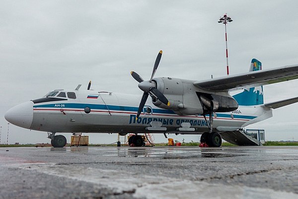 Спецтранспорт повредил самолет Ан-26 в аэропорту Якутска  Спецавтотранспорт наехал на самолет Ан-26 в аэропорту Якутска и повредил его, организована проверка. Об этом сообщает "Интерфакс" со ссылкой на данные пресс-службы Восточно-Сибирской транспортной прокуратуры.  "В аэропорту Якутска при обслуживании воздушного судна Aн-26-100 авиакомпании "Полярные авиалинии" спецавтотранспорт наземного обслуживания наехал на судно. В результате происшествия образовались  ...  вмятины в районе 4 шпангоута", – говорится в сообщении.  На борту находились 35 пассажиров, пострадавших нет.  aviaru.net/n277836