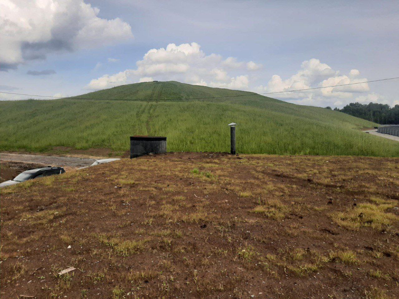 Рекультивированный полигон в Костино может стать местом отдыха Администрация города рассматривает возможность обустройства здесь лыжной трассы или летнего мототрека Для изоляции отходов сформирован саркофаг защитный экран толщиной порядка 120 см состоящий из пяти слоев Сейчас объект представляет из себя большой холм засеянный многолетними травами Он безопасен для природы жителей города Кирова и близлежащих поселков Сточные воды и свалочный фильтрат откачиваются из тела полигона и направляются на очистные сооружения На выходе получается чистая вода пригодная для технических нужд Также на объекте созданы очистные сооружения ливневых вод которые после обработки используются для полива многолетних трав произрастающих на склоне Рекультивация полигона позволила значительно сократить выбросы загрязняющих веществ в атмосферный воздух сказал министр охраны окружающей среды Тимур Абашев Напомним полигон ТКО в поселке Костино рекультивирован в конце 2024 года в рамках нацпроекта Экология с 2025 года Экологическое благополучие Сюда свозился мусор с 1973 по 2018 годы общий объем накопленных отходов составил 3 17 млн кубических метров Работы по рекультивации выполнил Российский экологический оператор Подписывайтесь на канал Кировской области в MAX