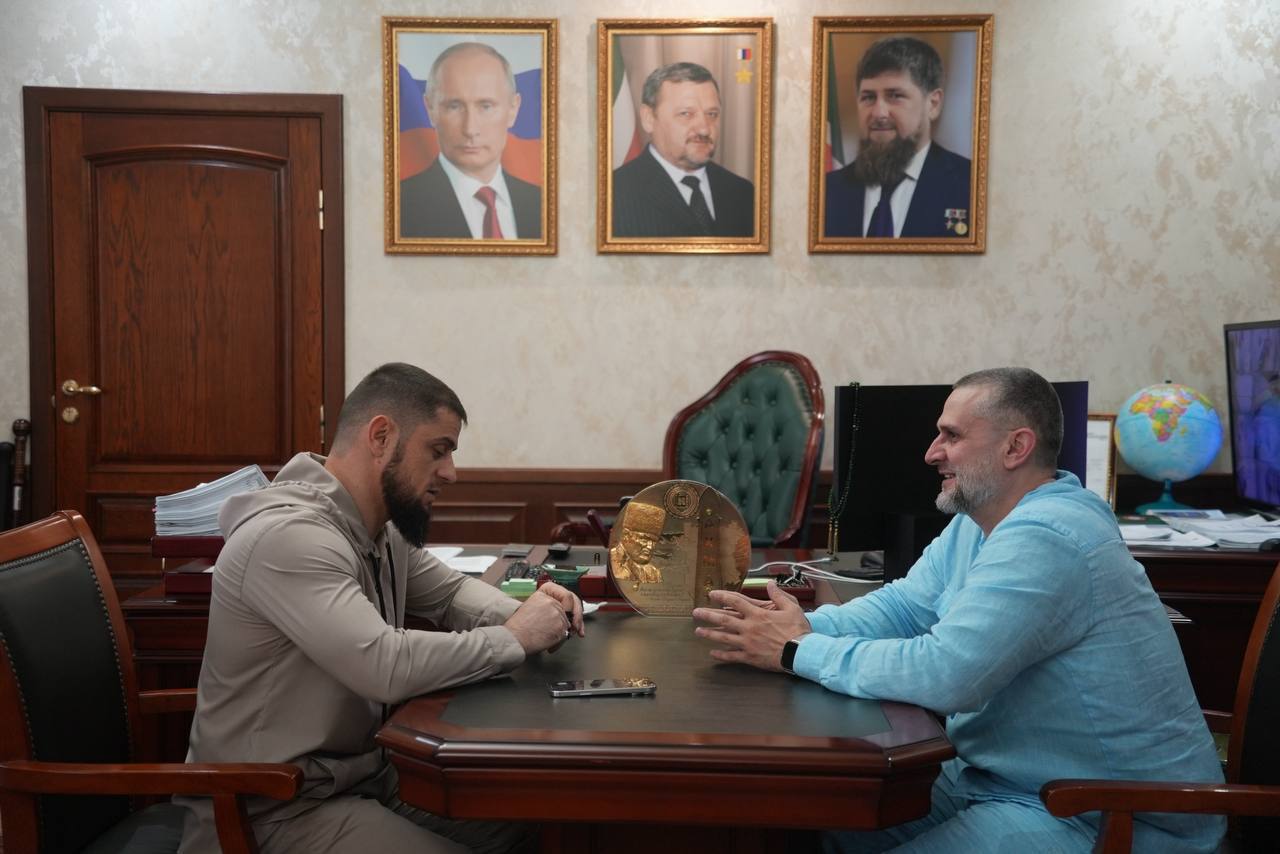 Встретился с представителем Главы Чеченской Республики в Башкортостане, дорогим БРАТОМ Казбеком Цулаевым.   В ходе встречи обсудили актуальные вопросы взаимодействия между нашими регионами и планы на дальнейшее сотрудничество. Особое внимание уделили подготовке к празднованию дня рождения Республики Башкортостан — важному событию, которое символизирует единство, богатую культуру и историю региона. Отметил, что участие чеченской общины способствует укреплению дружбы и взаимопонимания между народами в этот знаменательный день.  Важную роль в работе представительств играет поддержка Главы Чеченской Республики, Героя России, моего дорогого БРАТА Рамзана Ахматовича Кадырова. Его внимание и руководство способствуют эффективному выполнению задач, укреплению связей с регионами и развитию единства чеченского народа за пределами республики.  Пожелал Казбеку успехов и выразил уверенность в дальнейшем развитии крепких связей и сотрудничества между Чеченской Республикой и Республикой Башкортостан. Дала тӀаьхье беркате йойла! АХМАТ – СИЛА! РОССИЯ – МОЩЬ! БОГ ЕДИН! АЛЛАХIУ АКБАР!