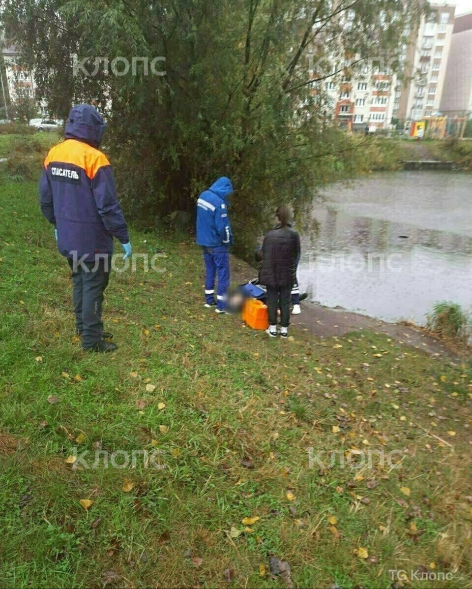 В пруду на ул. Осенней в Калининграде обнаружили тело пожилой женщины  Человека в воде заметили в четверг, 3 октября, около 8:30. Сначала подумали, что кто-то купается, но спустя 20 минут стало очевидно — это утопленник.    Свидетели вызвали спасателей и скорую. Сотрудник ГО и ЧС в водолазном снаряжении вытащил тело на берег. Медики констатировали смерть и передали погибшую сотрудникам полиции. На вид женщине 60-70 лет. Одета в чёрную куртку, трико и кроссовки.  Источник :