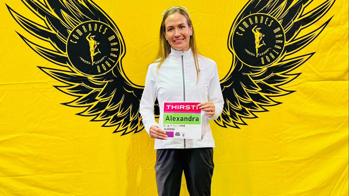  Александра Морозова завоевала серебро в забеге The Comrades Marathon в ЮАР Спортсменка преодолела 90 километров за 5 часов 55 минут 56 секунд. Победу с результатом 5:51.19 одержала Герда Штейн из ЮАР. Александра приняла участие в Comrades седьмой раз, шесть раз она поднималась на пьедестал, в том числе и на высшую ступень – в 2022 году. В мужском забеге третье место занял Николай Волков с результатом 5 часов 29 минут 42 секунды. cоцсети Александры Морозовой