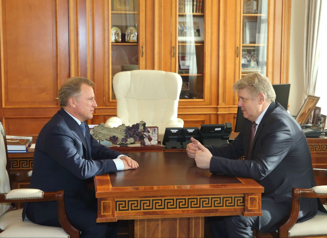 В фокусе импортозамещение и технологическое развитие Полномочный представитель Президента в Сибирском федеральном округе Анатолий Серышев с рабочим визитом посетил Газпром трансгаз Томск С генеральным директором Владиславом Бородиным они обсудили возможности сибирских предприятий для решения задач импортозамещения и технологического развития компании Отдельное внимание уделили планам по участию в создании инновационной продукции в рамках промышленного кластера Электроника и беспилотные технологии Томской области Газпром трансгаз Томск активный участник национального проекта Средства производства и автоматизации Предприятие ежегодно внедряет современные технологические решения Подписаться на Газпром трансгаз Томск