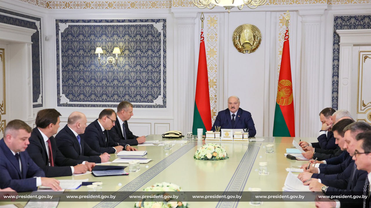 Лукашенко требует активизировать работу над экспортом в страны Африки и на основные рынки Президент Беларуси собрал совещание по вопросам развития сотрудничества со странами Африки Глава государства напомнил что ранее Правительство приняло Программу действий по развитию сотрудничества со странами Африки на 2024 2026 годы Африка для Беларуси тот же Китай 30 лет назад рынок будущего Лукашенко рассчитывает в самое ближайшее время обсудить с Президентом Алжира экономическое сотрудничество Подписывайтесь sbbytoday