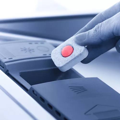 Таблетки для посудомоечных машин могут быть опасны для здоровья из за токсичных компонентов Остатки моющих веществ с хлором и лаурисульфатом натрия могут вызывать раздражение слизистых оболочек кожи и дыхательных путей а также аллергические реакции и нарушение микрофлоры кишечника Эксперты рекомендуют выбирать средства без хлора и фосфатов и пользоваться отдельным ополаскивателем НАШИ РЕСУРСЫ Telegram Tik tok YouTube RUTUBE