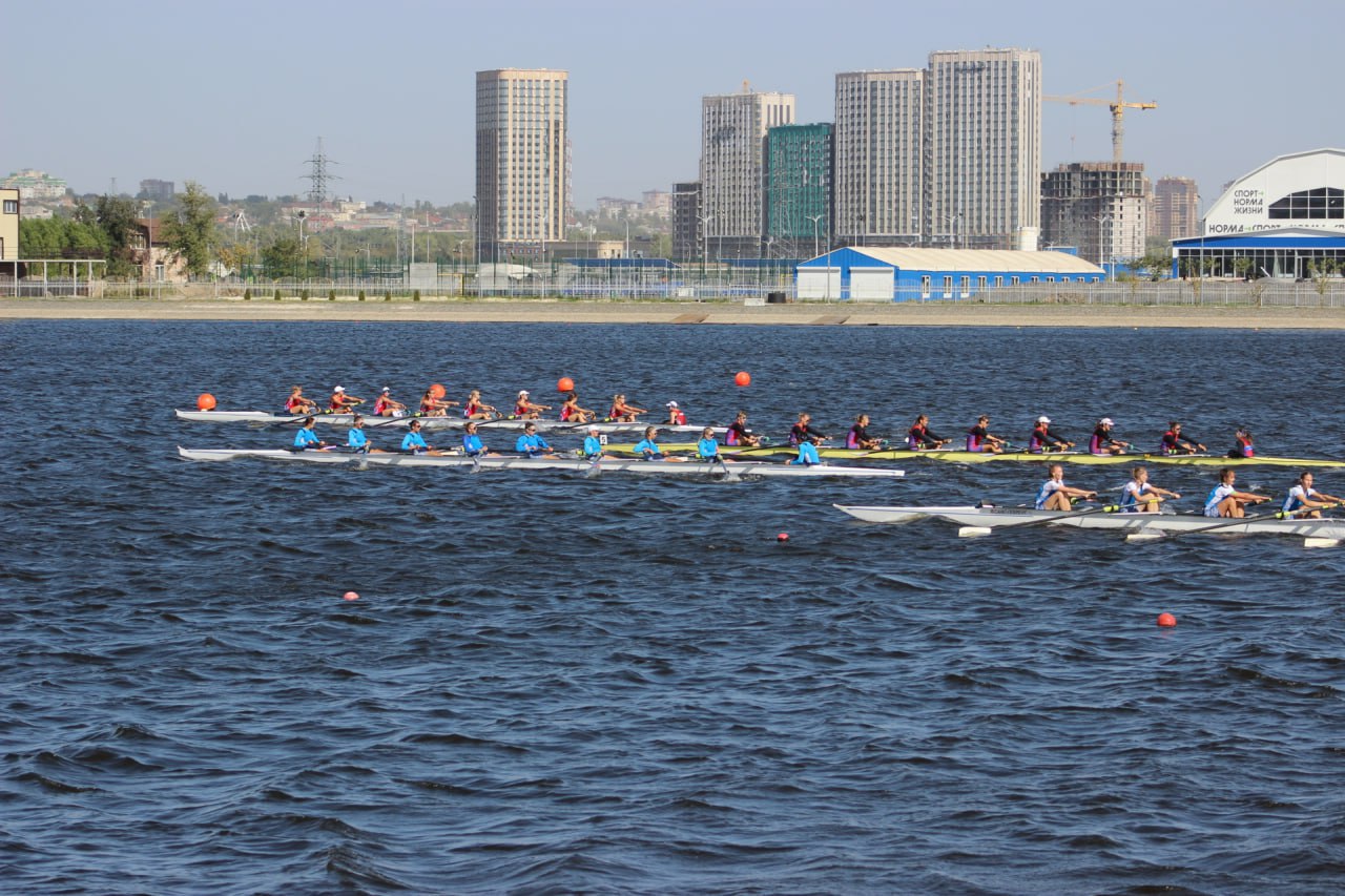 Один из финалов XIII летней Спартакиады учащихся России примет Ростов Минспорта России приняло решение провести на нашем Гребном канале финал Спартакиады учащихся по гребному спорту Он пройдет в июле августе Всего в Спартакиаду учащихся России входят соревнования по 47 видам спорта 35 олимпийских и 12 не олимпийских 59 дисциплинам Она пройдет в 3 этапа   региональные соревнования в Ростовской области это Спортивные юношеские Игры Дона   отборочные межрегиональные и всероссийские старты   финалы которые пройдут с июня по август Подписывайтесь на МАХ присылайте новости