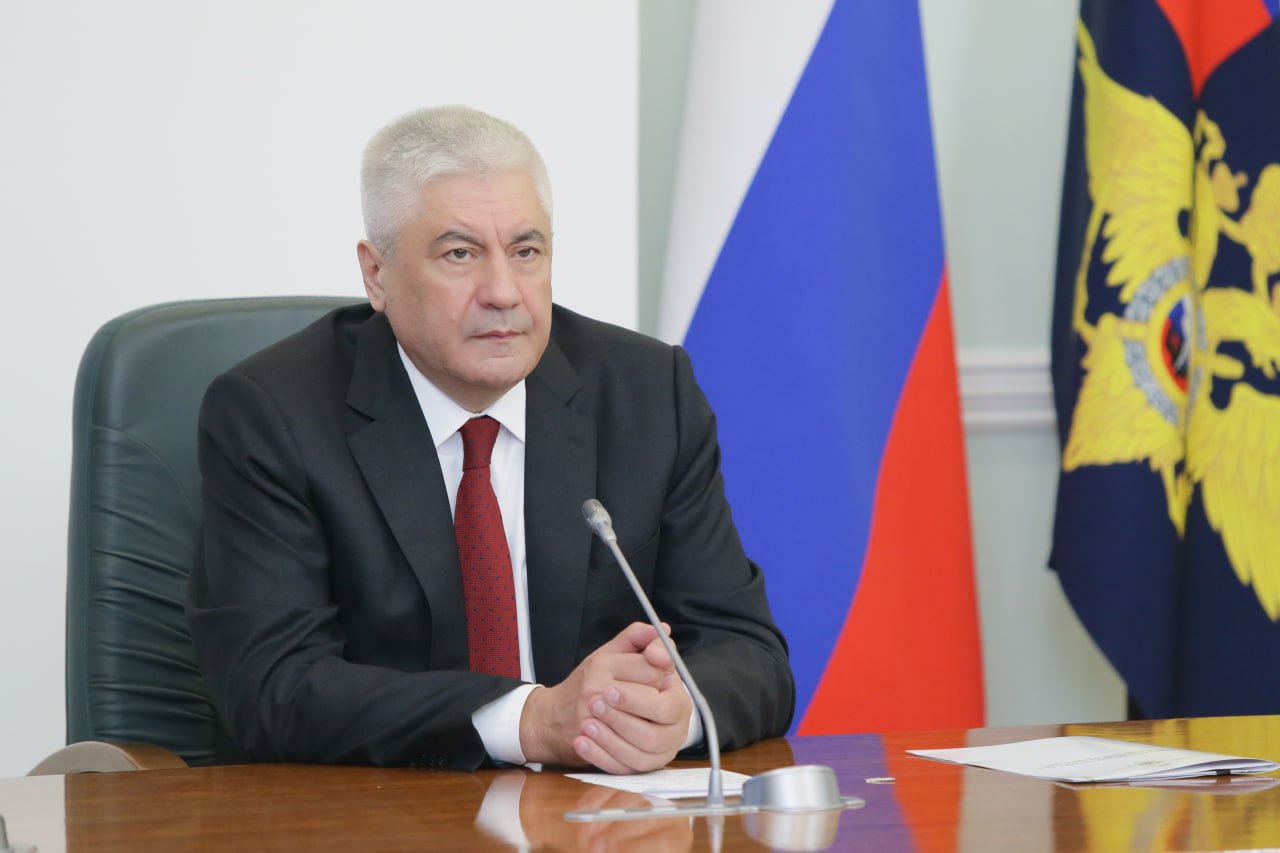 Владимир Колокольцев поздравил коллег с присвоением специальных званий высшего начальствующего состава «Накануне Дня России Министр внутренних дел Российской Федерации генерал полиции Российской Федерации Владимир Колокольцев провел торжественную церемонию, посвященную присвоению Указом Президента Российской Федерации ряду руководителей специальных званий высшего начальствующего состава», – сообщила официальный представитель МВД России Ирина Волк. Глава МВД России сделал акцент на том, что сейчас, на фоне вызовов и угроз национальной безопасности, особенно важно быть сплоченными и едиными в стремлении защищать свою Родину, ее традиции, культуру и веру. «История России знает много блестящих военных побед. Наша страна никогда не покорялась внешним силам, сохраняя достойные великой державы территориальную целостность, суверенитет и национальную идентичность. Во все времена российский народ с глубоким уважением относился к ратному труду тех, кто посвятил свою жизнь служению Отечеству», – сказал Владимир Колокольцев. Министр подчеркнул: «При этом полиция всегда играла одну из ключевых ролей в защите интересов государства и общества, выступая главным инструментом противодействия преступности». Обращаясь к присутствующим, Глава ведомства констатировал, что от полиции сегодня зависит не только состояние правопорядка, но и во многом достижение целей специальной военной операции, создание условий для устойчивого развития экономики, социально-политической стабильности, межнационального мира. Сотрудники органов внутренних дел, выполняя оперативно-служебные задачи, в том числе в новых и пограничных регионах, вносят свой вклад в укрепление России. Владимир Колокольцев заявил: «Присвоение специальных званий высшего начальствующего состава является знаком доверия Верховного Главнокомандующего и высокой оценкой деятельности всего коллектива Министерства. Это значимый рубеж на профессиональном пути и еще большая степень ответственности на вверенных участках». Глава МВД России поблагодарил коллег за добросовестную службу, выразил уверенность, что и впредь они будут действовать наступательно и результативно, а также попросил передать поздравления их родным и близким, которые все эти годы проявляют терпение, заботу и имеют полное право гордиться их достижениями. #ВладимирКолокольцев #Официально