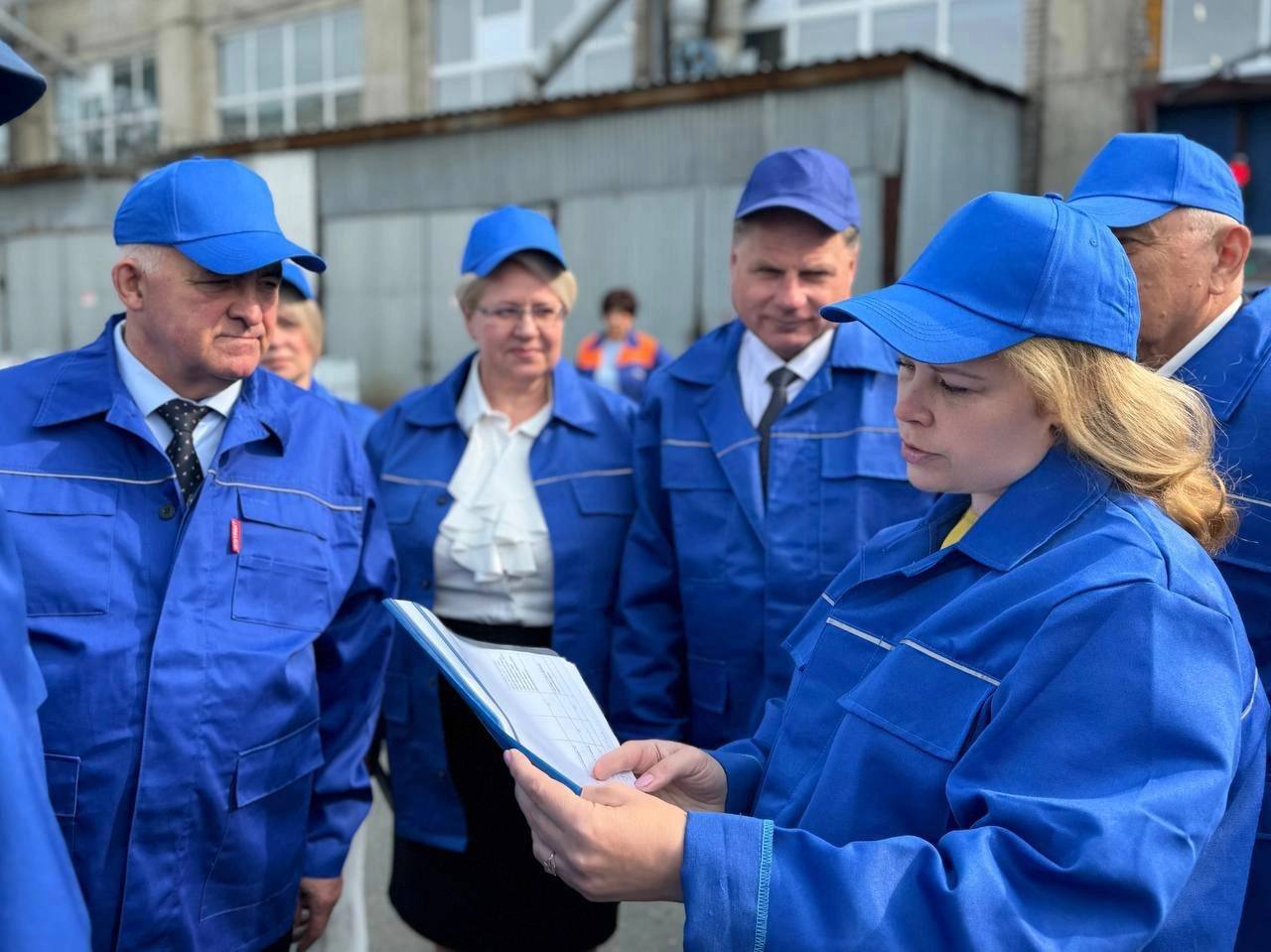 Директор департамента Любовь Будкина сегодня в рабочей поездке в город Буй, Буйский и Сусанинский районы В Буе вместе с губернатором Сергеем Ситниковым посетили «Экохиммаш». Предприятие скоро примет на практику первую группу студентов, которые учатся по специальности, специально созданной в Буйском техникуме градостроительства и предпринимательства под нужды промышленного кластера. При поддержке региона в техникуме оборудованы новые мастерские для подготовки лаборантов и аппаратчиков производств. В учреждениях СПО внедрены новые дисциплины, организована производственная практика, заключаются целевые договоры с предприятиями. В школах активно ведется профориентационная работа. Старшеклассникам рассказывают о плюсах целевых договоров – это преимущество при поступлении и гарантия трудоустройства. Костромская область корректирует учебные программы среднего профобразования с учётом кадровых потребностей региональной экономики по поручению губернатора Сергея Ситникова. #СПО #КостромскаяОбласть