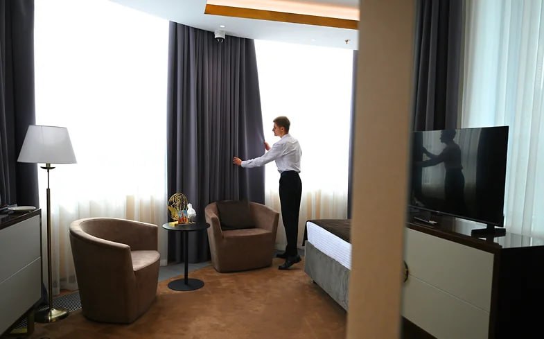 Апартаменты и квартиры в 2025 году сформировали 18 бронирований размещения деловых туристов За год значение выросло на 4 процентных пункта Это связано с нехваткой в отдельных городах гостиничного фонда ростом предложения и стремлением оптимизировать бюджеты Квартиры и апартаменты обходятся командированным вдвое дешевле отелей jkinvest news jkinvest