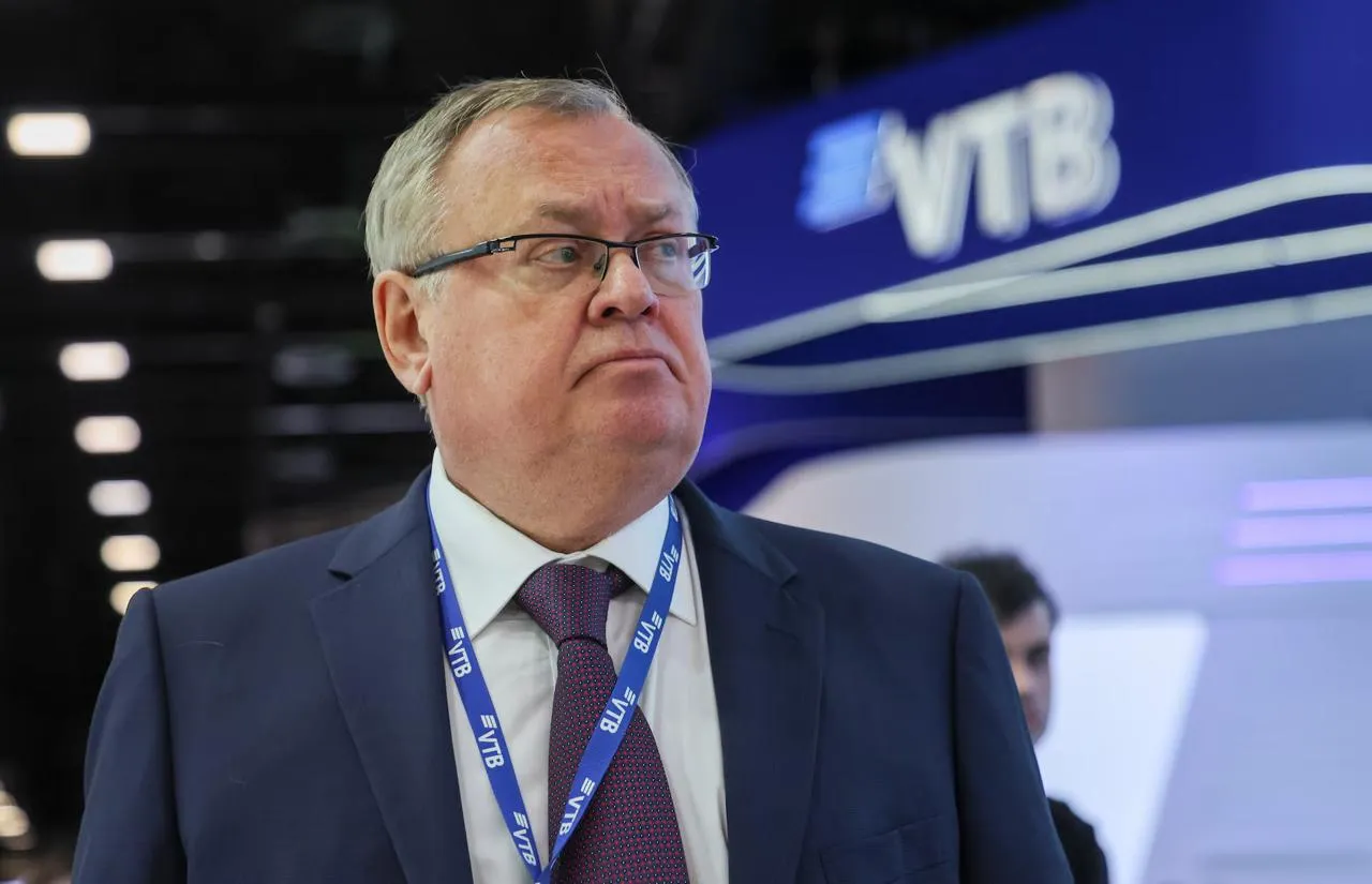 VTBR RU ВТБ утвердил конвертацию префов в обычные акции ВТБ одобрил размещение дополнительных обыкновенных акций через конвертацию в них привилегированных акций первого и второго типа Речь идет о выпуске 6 3 млрд обыкновенных акций номиналом 50 рублей каждая Конвертация пройдет исходя из средневзвешенной цены обыкновенной акции ВТБ за 2025 год 82 67 рубля В результате префы будут погашены а их держатели получат обыкновенные акции При этом в сообщении отдельно подчеркнуто такая конвертация право банка и она будет проведена по распоряжению ВТБ после госрегистрации допвыпуска Одновременно акционеры утвердили и изменения в устав необходимые для этой процедуры По сути ВТБ завершает юридическую подготовку к упрощению структуры капитала вместо двух типов привилегированных акций банк переводит капитал в обыкновенные бумаги Аналитика Академия канал в MAX