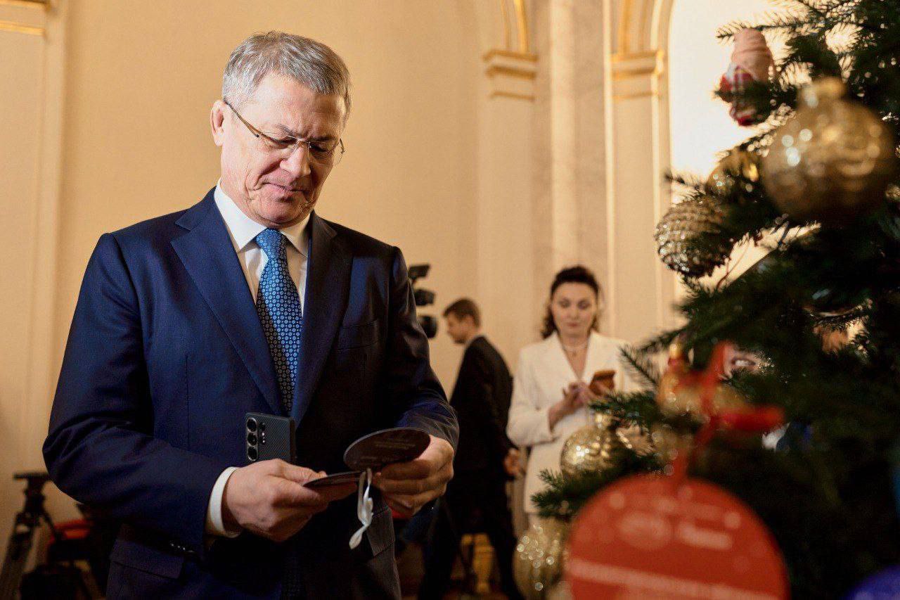 Радий Хабиров в Кремле снял с Елки желаний три шарика Равиль из Октябрьского мечтает о подвесном кресле Есения из Уфы о беговой дорожке Полина из Вахрушево Луганской Народной Республики о телескопе Ребята обязательно получат все что загадали Считаю очень правильным что взрослые которые чего то в жизни добились помогают осуществить детские мечты Чудеса должны случаться даже если Дед Мороз это ты сам написал он