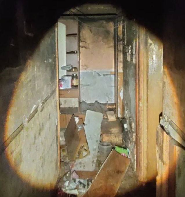 В Калуге мужчина погиб при пожаре из за непотушенной сигареты В Калуге в одной из квартир дома на улице Степана Разина произошёл пожар В результате возгорания погиб мужчина По факту происшествия следственное управление СК России по Калужской области проводит проверку Следователь осмотрел место пожара тело погибшего с участием судебно медицинского эксперта опросил очевидцев и назначил необходимые экспертизы По предварительным данным причиной пожара стала непотушенная сигарета В СК напоминают что неосторожное обращение с огнём остаётся одной из самых распространённых причин пожаров Соблюдение элементарных правил безопасности помогает избежать трагедий Наш канал в МАХе