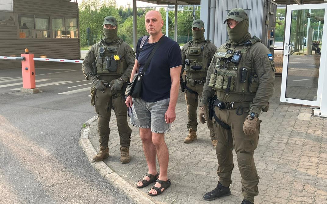 Из Эстонии депортирован россиянин  По предложению Полиции безопасности  КаПо  Департамент полиции и погранохраны  PPA  аннулировал вид на жительство гражданина России Сергея Филатова. Его выслали из Эстонии.  Сделано это было эстонскими властями по соображениям безопасности, поскольку ФСБ России якобы установила с Филатовым контакт.  "В целях предотвращения и пресечения угроз безопасности мы помогли ему вернуться на родину", - заявили представители КаПо.