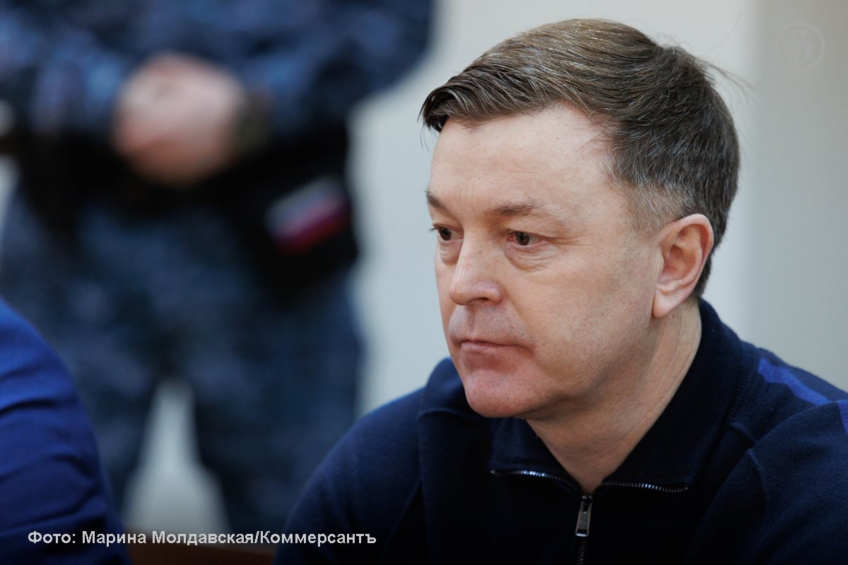Суд приостановил рассмотрение дела бывшего министра транспорта и дорожного хозяйства Свердловской области Василия Старкова. Как объяснили в пресс-службе судов Свердловской области, дело приостановлено по ходатайству представителя Министерства обороны. По данным источника «Ъ-Урал», бывший министр отправился на специальную военную операцию СВО . Напомним, в феврале этого года суд приговорил экс-чиновника к шести годам и шести месяцам колонии строгого режима со штрафом 40 млн руб. Он обвинялся в получении взятки в 4 млн руб. за подряды на содержание дорог. Прокурором на приговор было подано апелляционное представление, его рассмотрение приостановили. Подписывайтесь на «Ъ-Урал»