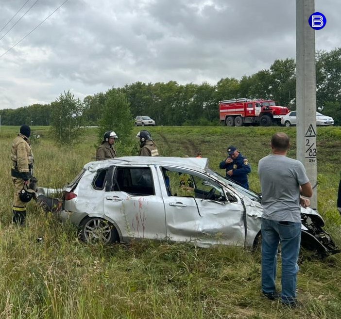 Врезалась в столб  46-летняя женщина без водительских прав на Mazda Demio не справилась с управлением, её машина перевернулась и врезалась в столб.  Авария произошла утром 4 августа на трассе «Новосибирск — Кочки — Павлодар»  В результате ДТП погибла 43-летняя пассажирка. Водительница и второй пассажир 48 лет с травмами находятся в больнице.  На месте работают следователи и сотрудники ГАИ, выясняются все детали аварии.  Вести Новосибирск
