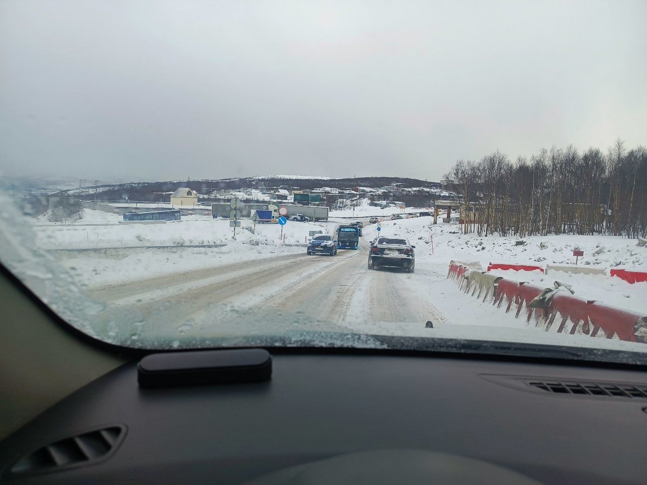 На выезде из Мурманска в Североморск произошла авария, ставшая причиной большой пробки. В областной центр въехать не могут как автобусы, так и легковушки.  По предварительной информации, столкнулись две фуры, полностью перекрыв проезд. На месте работают сотрудники Госавтоинспекции. Подробности происшествия уточняются.