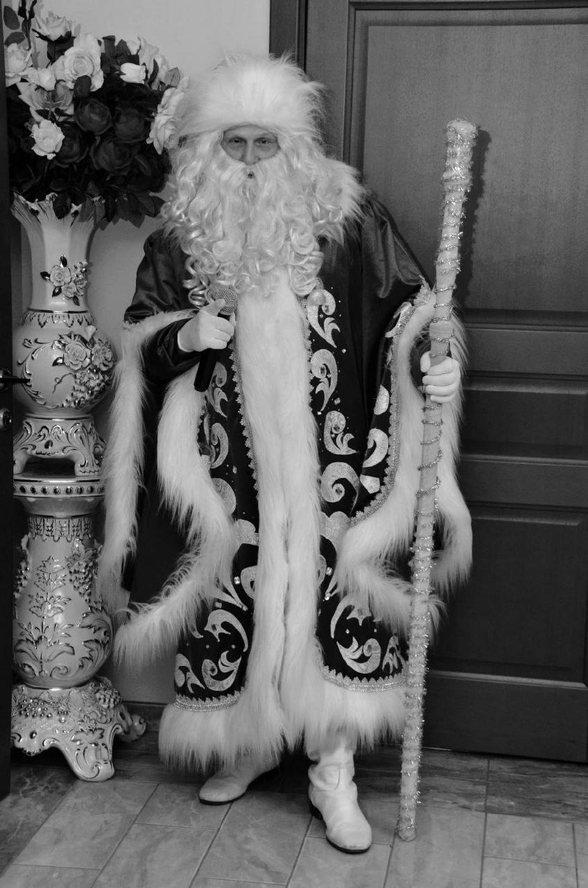 Умер лучший Дед Мороз России Из жизни ушел актер Александр Скавыш победитель Всероссийского съезда Дедов Морозов Ему было всего 55 лет сообщили в Свободном театре города Урая По словам близких артист просто уснул и не проснулся Скавыш перевоплощался в главного новогоднего волшебника на протяжении 30 последних лет А незадолго до смерти он перенес операцию на сердце Подпишитесь на Абзац TG VK Дзен MAX Rutube