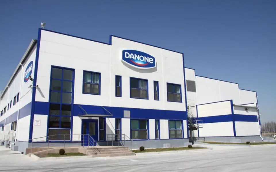 Новый владелец бывших активов Danone инвестирует 100 млрд рублей в развитие до 2030 года  Компания Health & Nutrition  H&N, ранее — «Данон Россия» , управляющая бывшими российскими активами французской Danone  один из заводов находится в Липецкой области , объявила о масштабной инвестиционной программе: до 2030 года в развитие бизнеса будет вложено порядка 100 млрд рублей. Об этом сообщил председатель совета директоров H&N Руслан Алисултанов в интервью изданию РБК.  Инвестиции будут осуществляться за счет заемных средств и личных вложений владельца. В компании не исключают, что в будущем могут рассмотреть и выход на биржу, однако конкретных решений по этому вопросу пока нет. Основные направления вложений — модернизация производственных мощностей, расширение числа собственных молочных ферм для повышения самообеспеченности сырьем, запуск новых продуктов и инноваций.