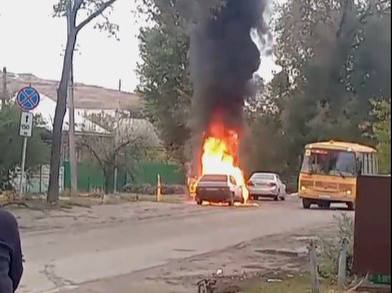 В посёлке Тарасовском сгорел автомобиль.  Машина полыхнула днём, предварительно, из-за замыкания. Никто не пострадал.    Новости Ростова