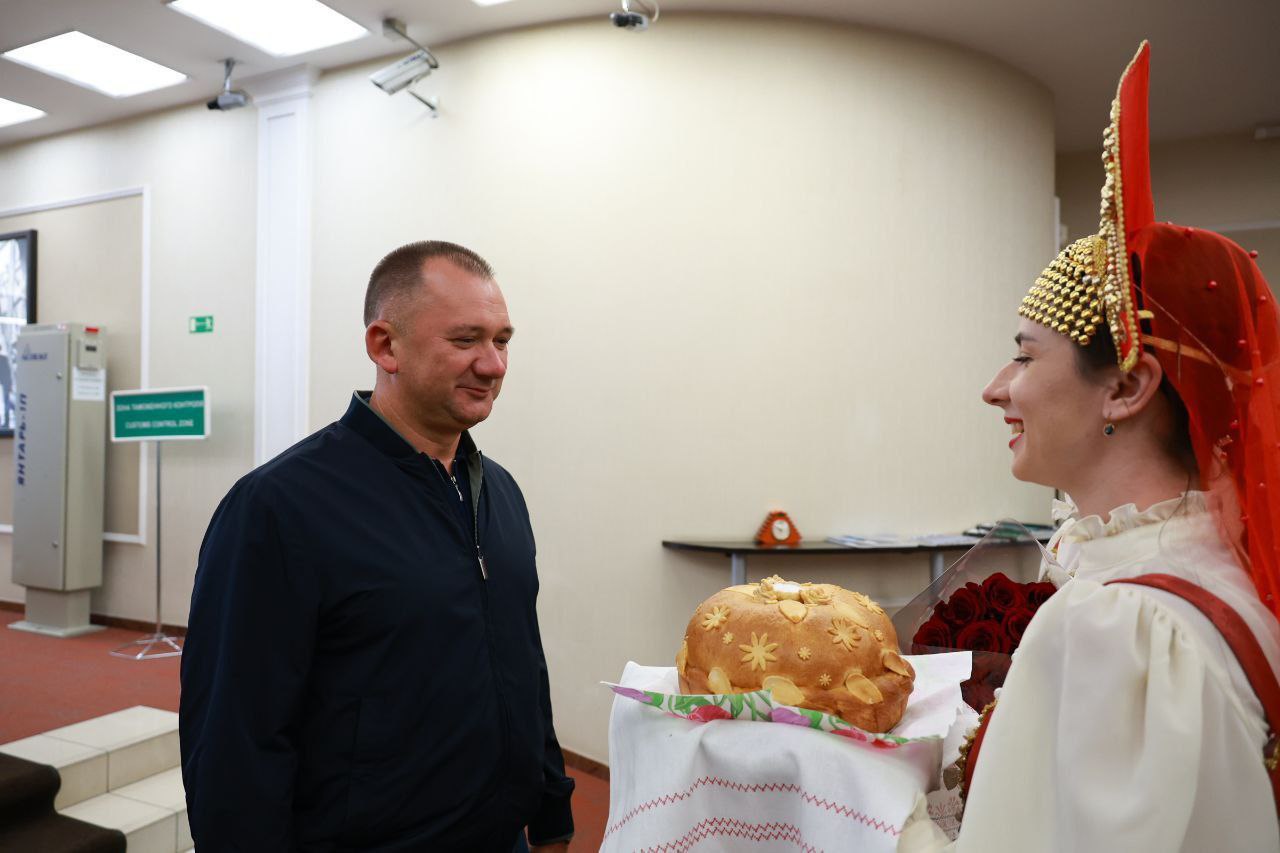 В преддверии значимого события #смвд #международное_сотрудничество Делегация МВД Беларуси во главе с Иваном Кубраковым прибыла в Санкт-Петербург. В городе на Неве состоится 51-е заседание Совета министров внутренних дел государств - участников СНГ. В прошлом году юбилейное мероприятие принимал Минск. С того времени Иван Кубраков являлся председателем СМВД. Накануне совещания Министр проведет ряд встреч с коллегами по Содружеству, обсудит актуальные темы правоохранительной деятельности, перспективы развития сотрудничества по различным направлениям. `