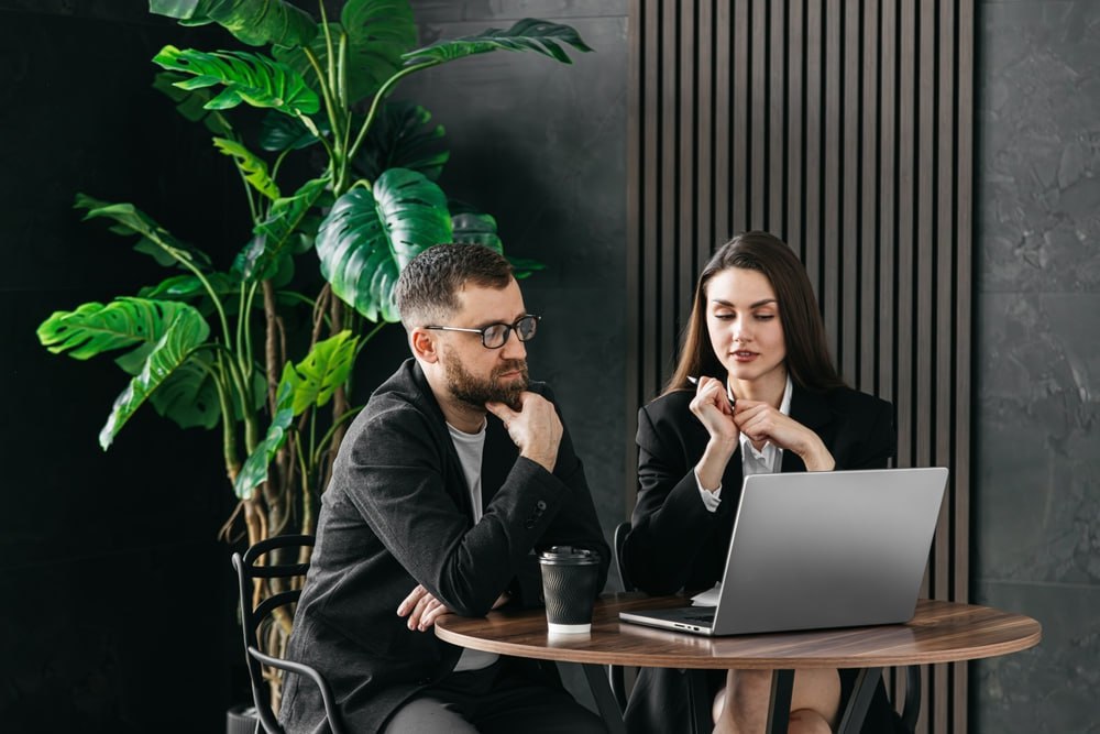 Российский телеком рынок развивается вопреки внешним негативным факторам об этом рассказала гендиректор МТС Инесса Галактионова По ее словам МТС и другие операторы разработали собственные технологические решения в том числе с ИИ Совсем скоро абоненты получат персональных ИИ помощников прямо внутри тарифов и ИИ переводчика для общения голосом в онлайн режиме ИИ способен в реальном времени выявлять аномалии на сети оператора и самостоятельно исправлять их Это сокращает время на решение пользовательских проблем и дает возможность сверхбыстро управлять сетью Читать статью и узнать больше о новых технологиях российского телекома Om1 Омск в MAX