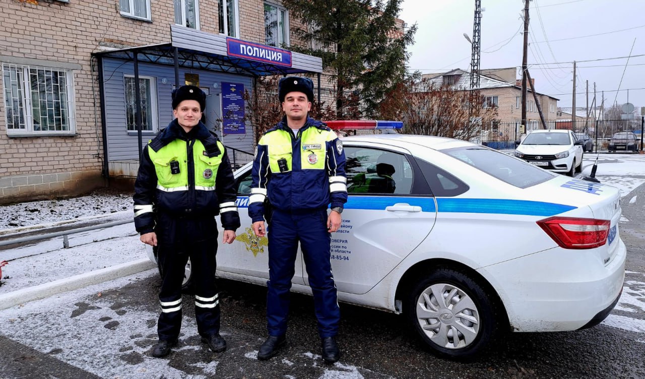 В Челябинской области полицейские спасли заблудившуюся в мороз пенсионерку с деменцией Все произошло в Октябрьском районе В полицию обратилась жительница деревни Большеникольское которая сообщила что ее 71 летняя мать страдающая деменцией ушла из дома и не вернулась Поиски пропавшей длились несколько часов в условиях темноты и экстремального холода отметили в региональном управлении МВД В результате женщину нашли живой в одной из заброшенных построек Пенсионерке оказали первую помощь Затем ее доставили в больницу для дальнейшего осмотра и лечения Подписаться на канал ЕАН Челябинск