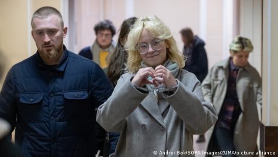 Вокалистка стоптайм Диана Логинова покинула Россию Диана Логинова известная как солистка уличной группы стоптайм Наоко покинула Россию Об этом сообщает Эхо Куда именно эмигрировала 18 летняя студентка и музыкантка не сообщается Эхо отмечает что девушка сейчас в безопасности Источников Эхо не приводит Но если это действительно так то слава Богу Учиться в России после такого скандала ей не дадут а вот уголовку в итоге влепить спокойно Впрочем может быть в отъезде и было негласное соглашение об освобождении Вскоре в любом случае узнаем