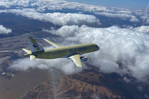 Superjet с отечественными двигателями ПД-8 выполнил уже 10 полетов В Комсомольске-на-Амуре Объединенная авиастроительная корпорация ОАК, входит в Ростех провела десятый полет опытного образца самолета SJ-100 с двигателями ПД-8. Полет длился 3 часа 20 минут, при этом машина достигла скорости 0,81 Маха и 2,5 часа держалась на высоте 12,2 тыс. метров. Об этом сообщает AVIA.RU со ссылкой на данные ОАК. Как отмечается в сообщении в телеграм-канале ОАК, на максимальной высоте проведена оценка топливной эффективности маршевой силовой установки. На средней высоте выполнена проверка работоспособности двигателя на нулевой нормальной перегрузке, достигнут режим невесомости в соответствии с программой испытаний. На таких высотах, скоростях и перегрузке двигатели ПД-8, разработанные ОДК, испытаны в составе самолета впервые. На всех проверенных режимах они продемонстрировали устойчивую работу. aviaru.net/n283327