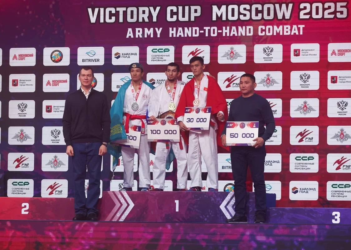 Забайкальский спортсмен армейского рукопашного боя стал первым в Москве В Москве с 8 по 9 ноября прошёл Международный турнир по армейскому рукопашному бою Кубок Победы 2025 в котором приняли участие более 100 спортсменов из 21 страны По итогам состязаний представитель Забайкальского края Эльдар Долозин завоевал первое место Также сборная команда России в состав которой входит забайкальский боец заняла первое место по количеству медалей Российские спортсмены завоевали шесть золотых одну серебряную и три бронзовые медали соревнуясь в семи весовых категориях сообщили организаторы Сборная России заняла первое место в общекомандном зачете Второе место было присуждено команде Кыргызстана третье Казахстану Победителям соревнований будут присвоены звания мастеров спорта международного класса Соревноваться с более чем сотней атлетов из 21 страны это неимоверное испытание и быть первым это результат упорства трудолюбия и полной отдачи отметил тренер Эльдара Зорикто Галсанов Отметим что в этом турнире Эльдар Долозин болевым приёмом забрал победу у соперника из Казахстана а также удостоился специального приза за лучшую технику турнира Эльдар является мастером спорта по армейскому рукопашному бою и представляет спортивный клуб Тамир фото тг канал ПУЛЕМЁТ ДЕГТЯРЁВА Читайте нас minsportzk