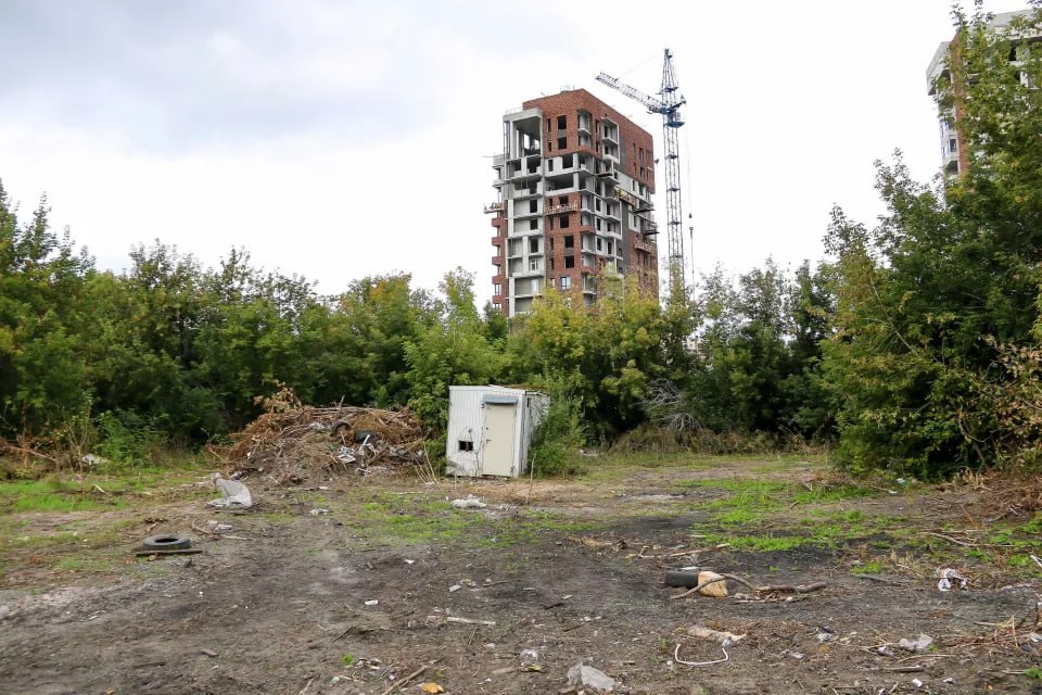 В центре Барнаула нашли кусок федеральной земли для строительства нового жилкомплекса  Арендатора ищут для участка на Молодежной, 1а. Стартовая "цена" составляет более 3 млн рублей. Недвижимость готовы сдать в аренду подходящему претенденту сроком на 7 лет и 4 месяца. Прием заявлений завершится 1 октября, после чего пройдет сам аукцион, итоги которого станут известны не ранее третьего числа.  На участке возможно будет разместить только один жилой дом с полноценным благоустройством и площадками для отдыха детей и взрослых. Территория обеспечена всеми необходимыми коммуникациями. Как выглядят окрестности надела, смотрите в нашей фотоподборке.   Подписывайтесь на "Толк"