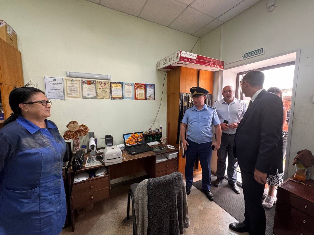 Прокурор Энгельса Дмитрий Журавлев совместно с главой муниципального района Максимом Леоновым провел встречу с работниками муниципального бюджетного учреждения «Ритуал». Представителем прокуратуры в ходе встречи освещены вопросы по соблюдению трудового, земельного законодательства и о противодействии коррупции. Поводом к встречи стала публикация в сети «Интернет» о нарушении требований законодательства в учреждении. Прокуратурой города организована проверка, по итогам которой приняты меры реагирования. Также, прокурором города руководителю МБУ «Ритуал» указано на недопустимость нарушения законодательства о противодействии коррупции, соблюдении запретов, ограничений, обязанностей, установленным законодательством. Разъяснены виды ответственности в случае нарушения. Кроме того, представителем надзорного ведомства строго указано на активизацию работы по укомплектованию штата сотрудников и восстановлению утраченных производственных мощностей предприятия.