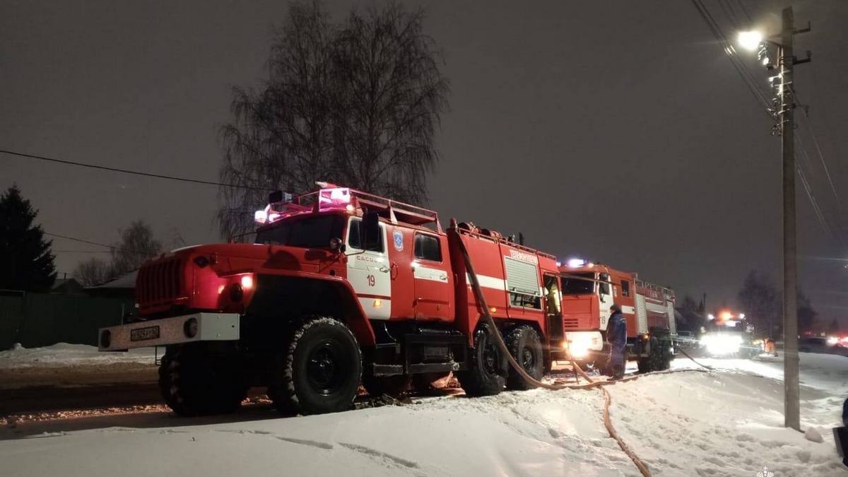 В Рязанской области за сутки потушили четыре пожара. Об этом сообщил телеграм-канал ГУ МЧС по Рязанской области.    Два загорания мусора зарегистрировали в Шиловском районе. Кроме того, в области произошли два техногенных пожара.    7 января загорелась хозпостройка в деревне Озерки Клепиковского района. Огонь охватил площадь 18 квадратных метров. На месте работали 7 человек, 2 машины.    В этот же день загорелся жилой дом в Сасове. Пожар тушили 8 человек, 3 машины.  Люди на пожарах не пострадали.  Фото: ГУ МЧС по Рязанской области