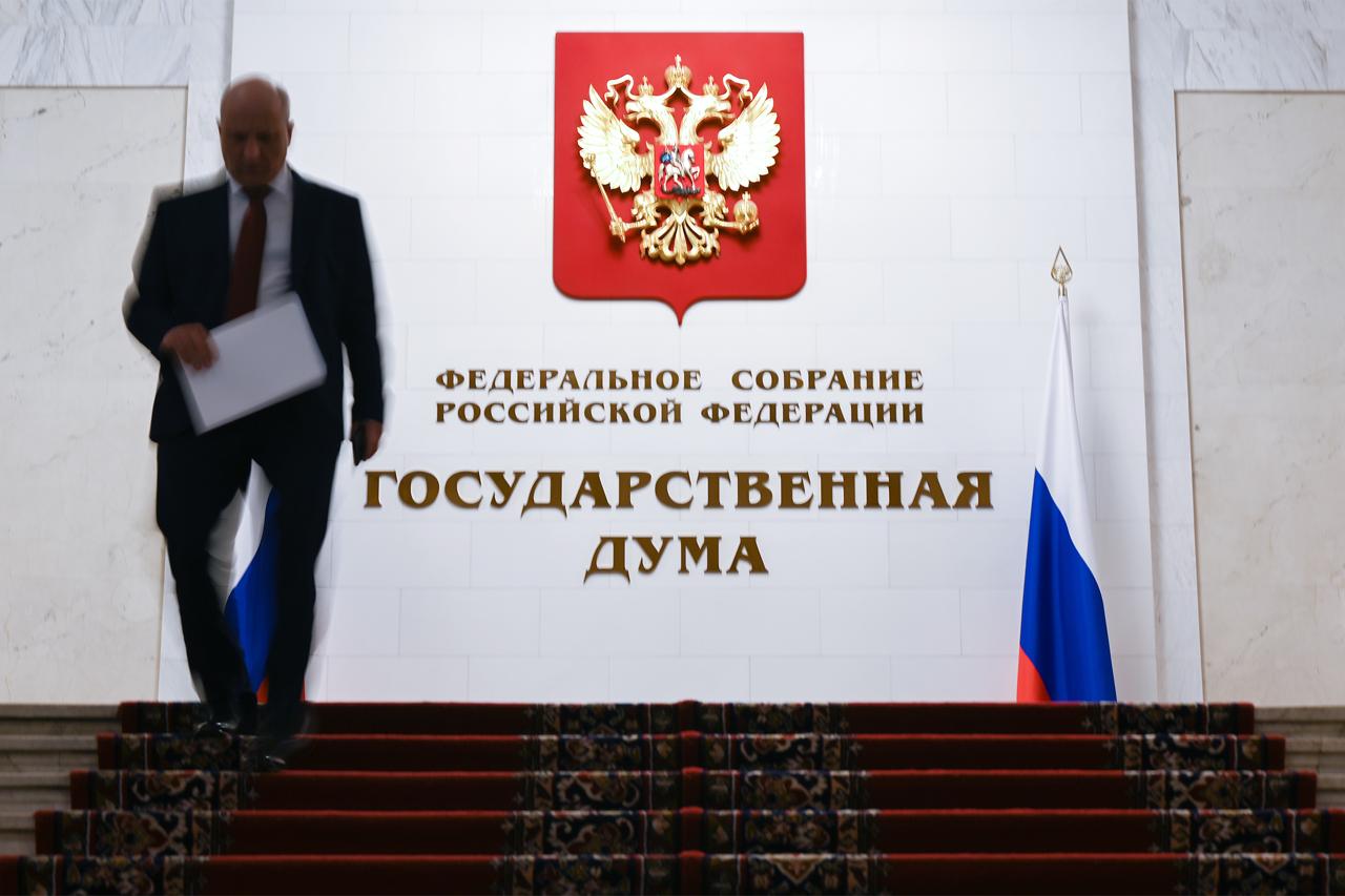 В Госдуме предложили отменить лимит дохода для налогового вычета на детей студентов Глава профильного комитета Госдумы Яна Лантратова предложила убрать ограничение по доходу в 450 тыс рублей для стандартного налогового вычета на ребенка включая студентов очной формы обучения до 24 лет Сейчас вычет прекращают с месяца когда доход родителя с начала года превышает этот порог Что предлагают изменить   отменить лимит 450 тыс рублей в Налоговом кодексе   сохранить прежний порядок подтверждения права на вычет возраст очное обучение нахождение на обеспечении   применять вычет ежемесячно в течение всего года без перерасчётов и отслеживания доходного порога Как отмечается в обращении это упростит администрирование для работодателей и снизит число ошибок и споров особенно при смене работы или наличии нескольких работодателей Предложения направлены в Минобрнауки и Минфин Читайте Газету Ru в MAX Участвуйте в розыгрыше