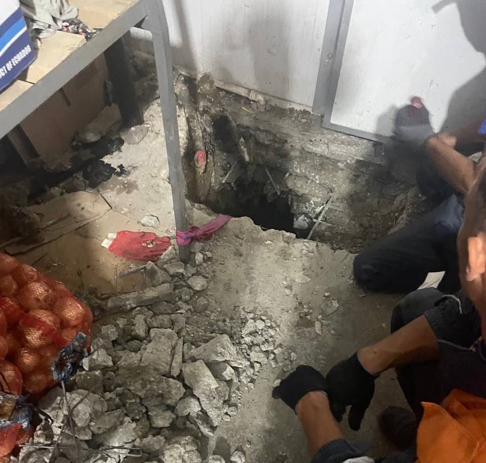 Крымчанин предстанет перед судом за смерть двоих рабочих в выгребной яме В июне этого года предприниматель получил заказ на очистку канализационных труб в магазине в поселке Октябрьское На задание он отправил двоих мужчин и не снабдил их спецодеждой и противогазом из за чего оба потеряли сознание Об этом сообщили в прокуратуре Крыма В результате двое рабочих потеряли сознание и скончались вследствие острого отравления сероводородом Предпринимателя обвиняют в причинении смерти по неосторожности Материалы уголовного дела направлены в суд сообщили в региональном управлении СК 0   Подписаться на РИА Новости Крым в Telegram MAX VK