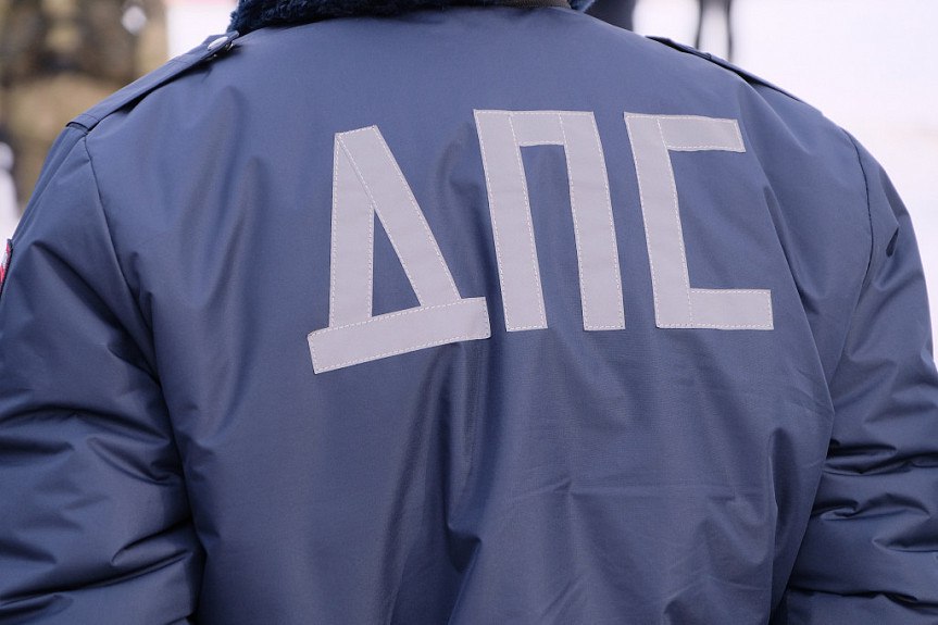 В Улан-Удэ сотрудники ДПС доставили в ДРКБ ребенка с отеком Квинке  Жительница Бурятии поблагодарила сотрудников ДПС за помощь. Накануне они оперативно доставили в ДРКБ ее ребенка, у которого резко развился ангионевротический отек  отек Квинке . Беда случилась в разгар вечерних пробок – «скорая» могла бы просто не успеть. К счастью, недалеко от дома горожанки работали автоинспекторы, которые вызвали свободных коллег.  #Бурятия  Подробности в «Номер один»       Сообщить нам свою новость можно по кнопке:       Письмо в редакцию