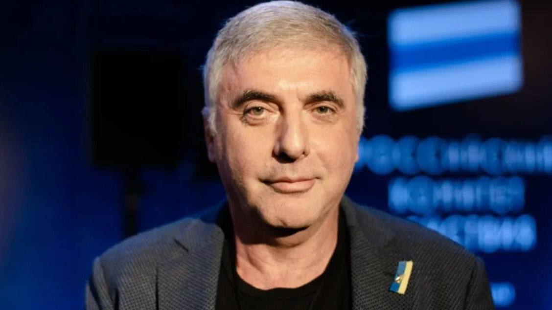 Прокуратура Польши: за нападениями на оппозиционеров стоит Невзлин Польская прокуратура и Агентство нацбезопасности подтвердили: экс-совладелец ЮКОСа Леонид Невзлин стоит за серией нападений на российских оппозиционеров. В частности, 12 марта 2025 года на Леонида Волкова напали по его заказу. Следствие установило, что организатор атак — юрист Анатолий Блинов — находился в постоянной связи с Невзлиным при подготовке нападений на Волкова в Вильнюсе, Ивана Жданова в Женеве и Александру Петрачкову, жену Максима Миронова, в Аргентине. Ходорковского в рамках польского расследования допрашивали ещё осенью, сам Невзлин на допрос не явился. Подписаться Прислать новость