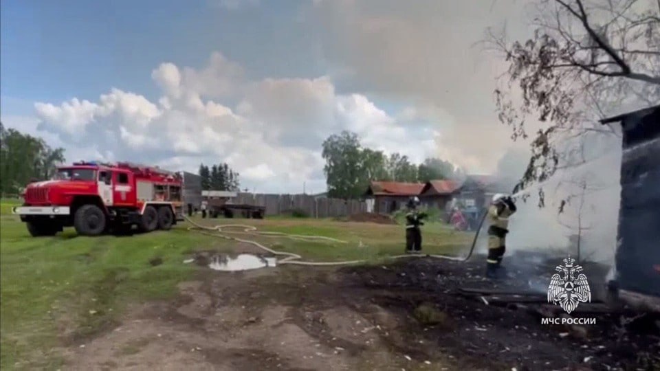 За прошедшие сутки в Красноярском крае потушили 13 пожаров, погибших и пострадавших нет Так, в Октябрьском районе Красноярска при пожаре на лестничной площадке самостоятельно эвакуировались 35 человек. Прибывшие сотрудники МЧС спасли 8 горожан. Оказалось, что в многоэтажном доме горел мусор. : МЧС
