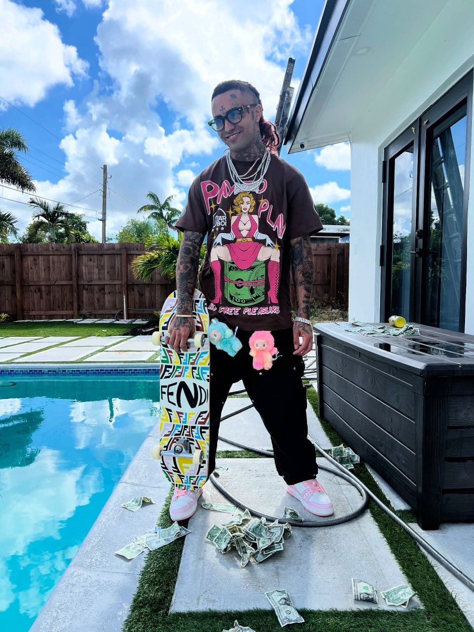 Lil Pump пойдет в церковь: рэпер опубликовал кадры своей разбитой машины, утверждая, что чуть не лишился жизни в ДТП.  "Ребята, я чуть не лишился жизни. Бог существует! Не садитесь за руль под дождем", — написал музыкант в своем Instagram .  Lil Pump рассказал, что ему пришлось выбить окно, чтобы выбраться из автомобиля. По его словам, если бы ему не удалось это сделать — он бы погиб.  "В свой день рождения я пойду в церковь, чтобы поблагодарить Бога за все благословения", — заключил рэпер.    — принадлежит компании Meta, чья деятельность признана экстремистской в России и запрещена      МАХ  Отправить новость
