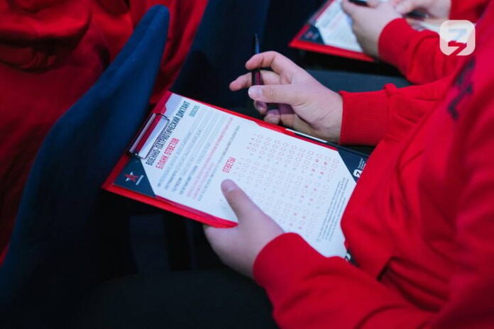 Якутяне примут участие в акции Военно патриотический диктант 2025 Ежегодная всероссийская просветительская акция Военно патриотический диктант 2025 стартует сегодня 1 декабря 2025 года в 10 00 по московскому времени в центральном академическом театре Российской Армии ЦАТРА в Москве Подробнее читайте по ссылке Фото ВК группа Российское общество Знание yk24 ru в MAX Telegram ВК VK Видео